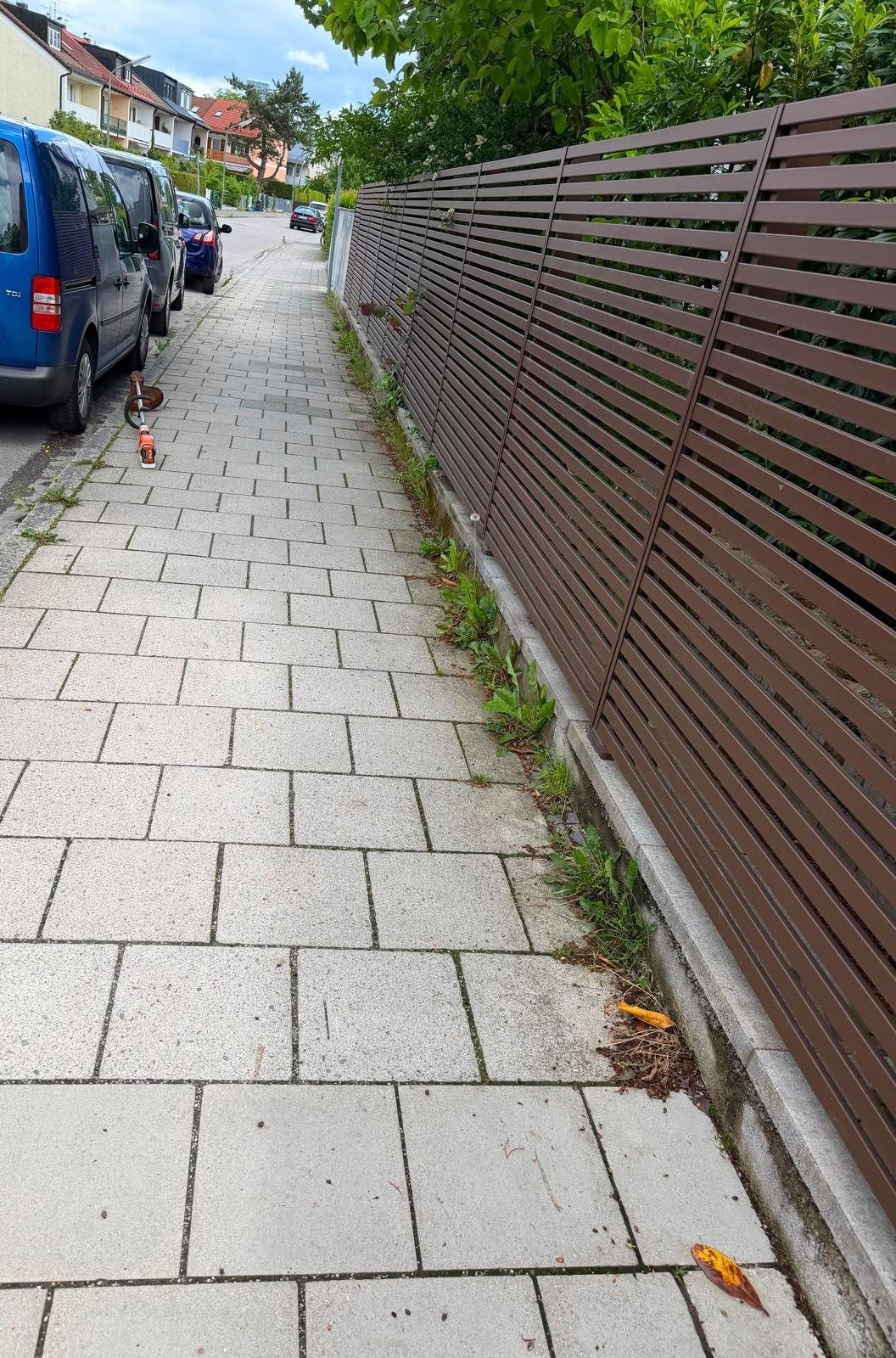 Gehweg vor der Reinigung